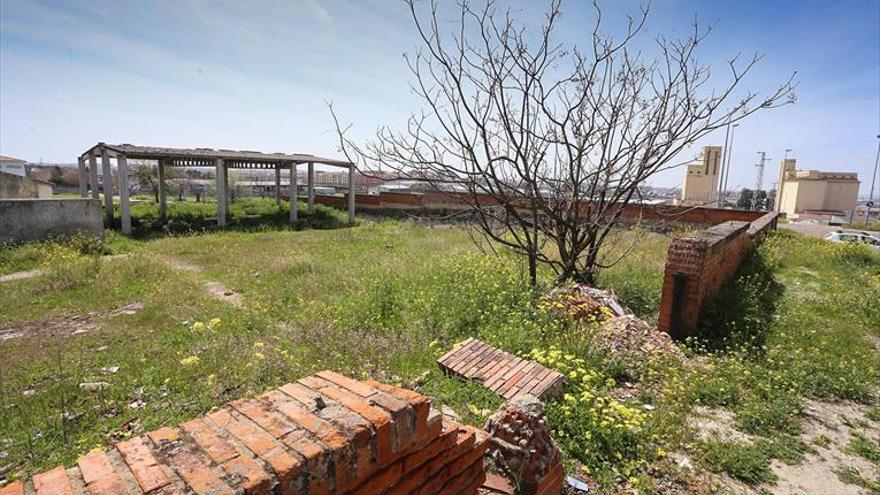 Barrios al norte de la vía del tren de Badajoz quieren el centro social del DUSI junto a Colorines