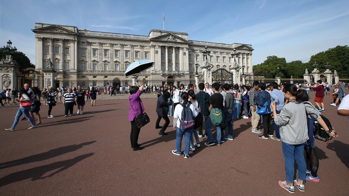Un grupo de turistas, frente al palacio de Buckingham, el sábado 26 de agosto.