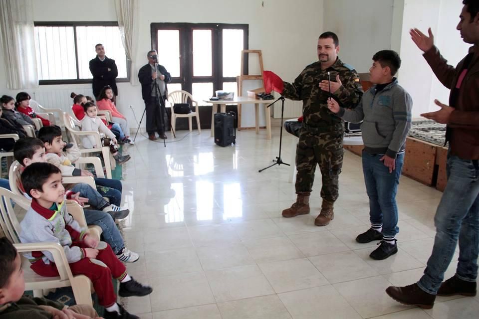 FOTOGALERÍA / La Brigada Líbano entrega juguetes a niños de un orfanato