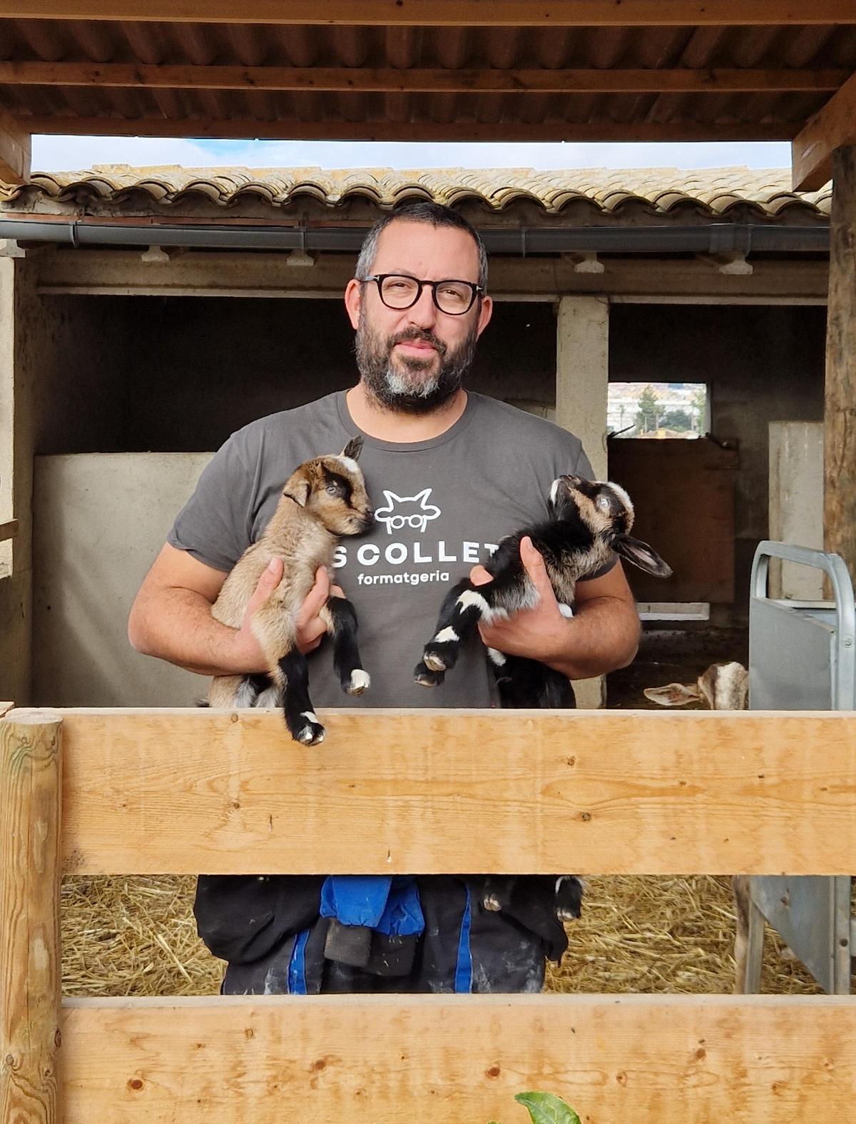 Joan Gaià, con dos de los nuevos cabritos de raza pitiusa.