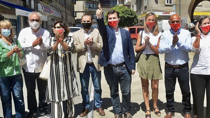 Caballero, junto al ministro Ábalos y otros cargos y candidatos socialistas ayer en Pontevedra.