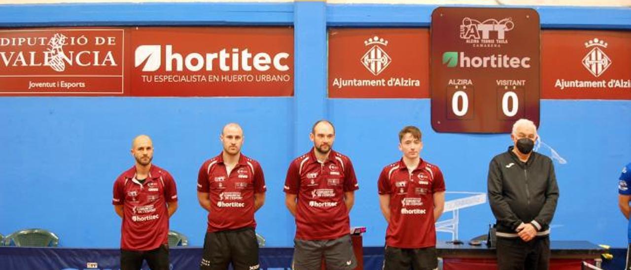 Jugadores del primer equipo del Hortitec Alzira Tenis Taula antes del partido. | VÍCTOR BALAGUER