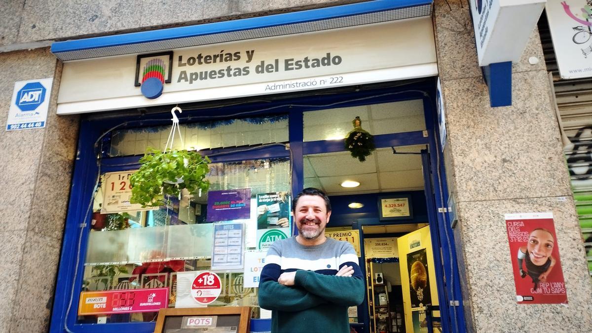Isaac Ferrer, frente a la administración de lotería 222 de Barcelona.