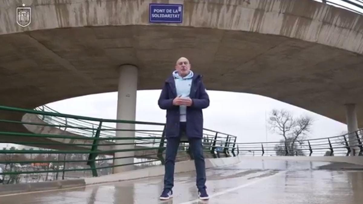 Detalle de Luis de la Fuente con los afectados por la dana de Valencia