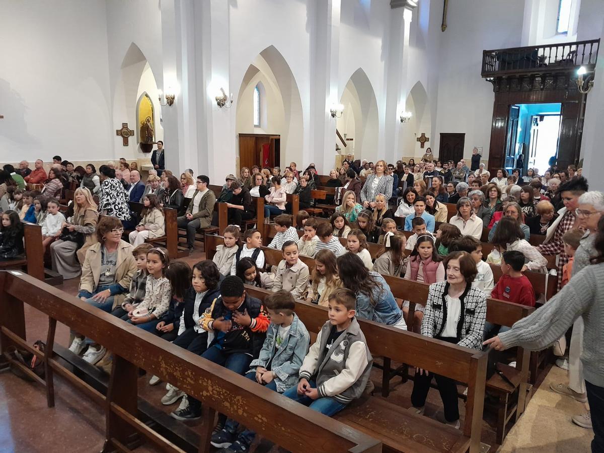 Asistentes al inicio de la eucaristía.