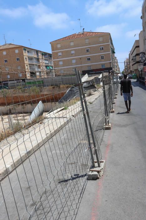 El Ayuntamiento ha costeado un vallado provisional de seguridad en la manzana de la obra del centro comercial abandonado desde hace una década tras desentenderse la propiedad de las reclamaciones muni