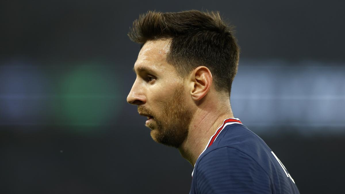 Leo Messi con la camiseta del PSG.