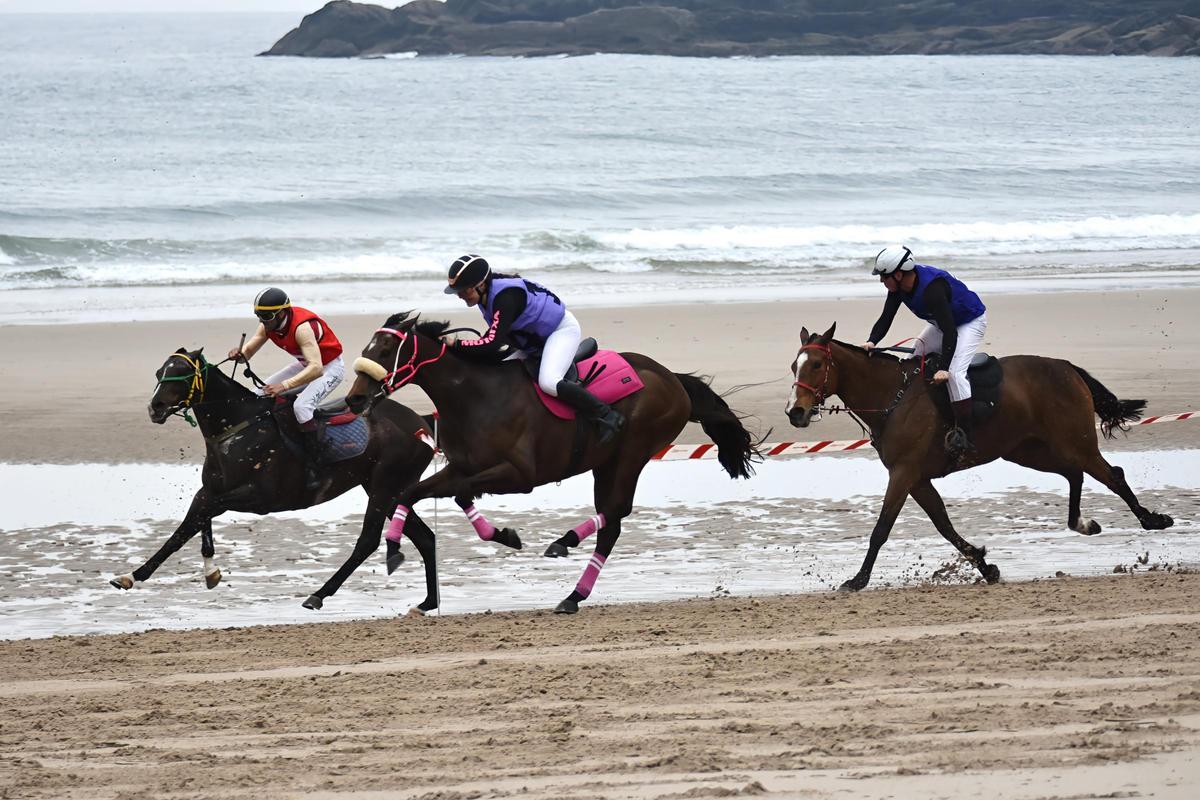 Una edición anterior de la carrera en la playa de Ribadesella.
