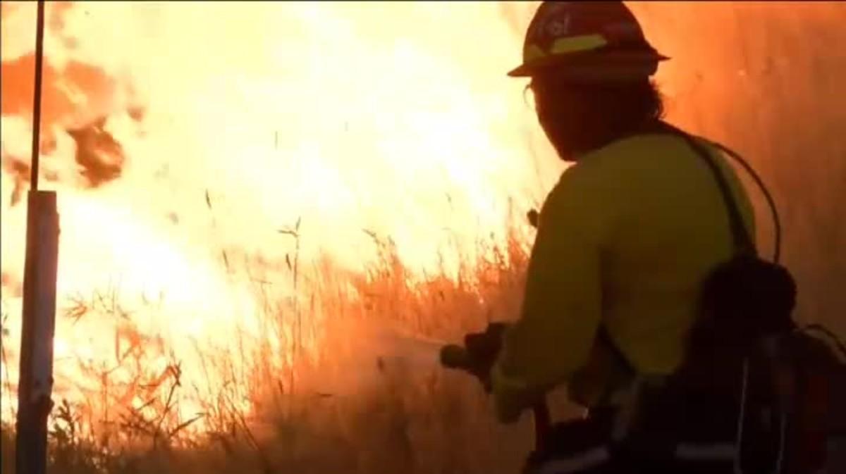 El fuego, que se declaró el miércoles, sigue activo y ha afectado a una carretera interestatal que ha quedado cortada al tráfico.