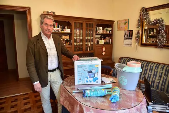 Las imágenes de la fregona que ha inventado un vecino de Plasencia