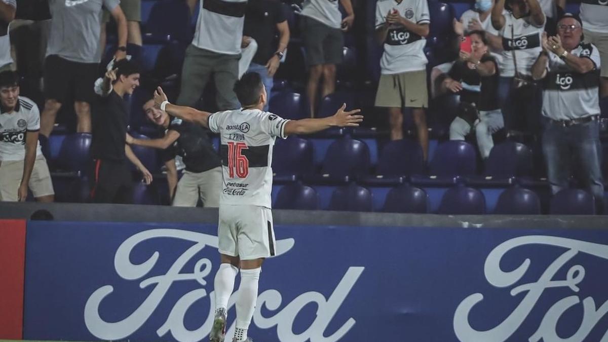 Guillermo Paiva celebra un gol con la afición de Olimpia.