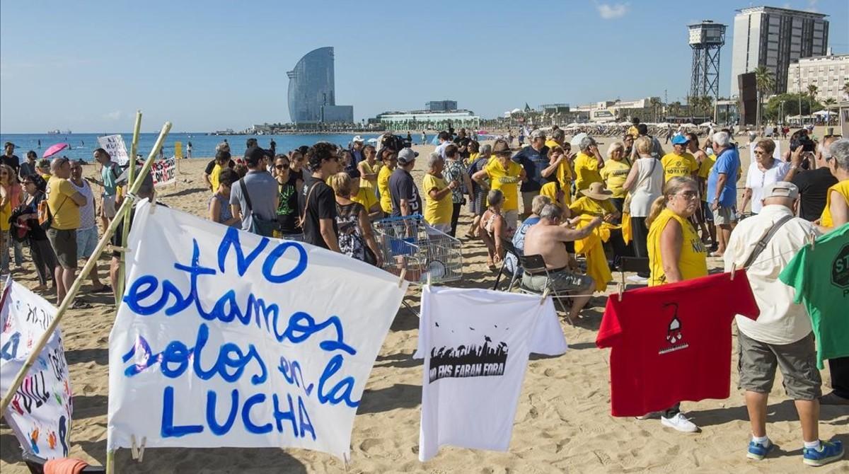 Acción de este sábado contra la masificación turística en la Barceloneta.