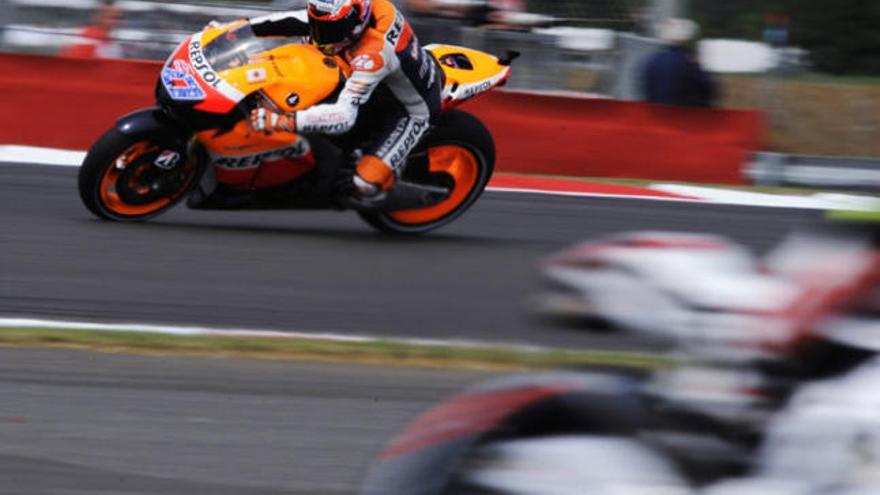 Stoner, en acció ahir durant els primers entrenaments a Silverstone, va dominar la jornada en MotoGP.