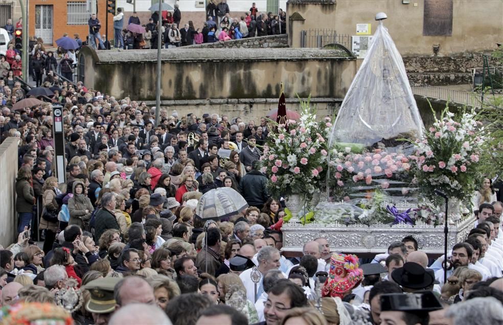 La bajada de la patrona de Cáceres en imágenes