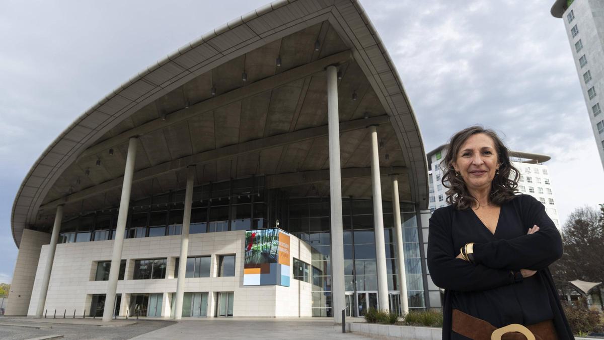 Sylvia Andrés, directora del Palacio de Congresos de València, ante el edificio.