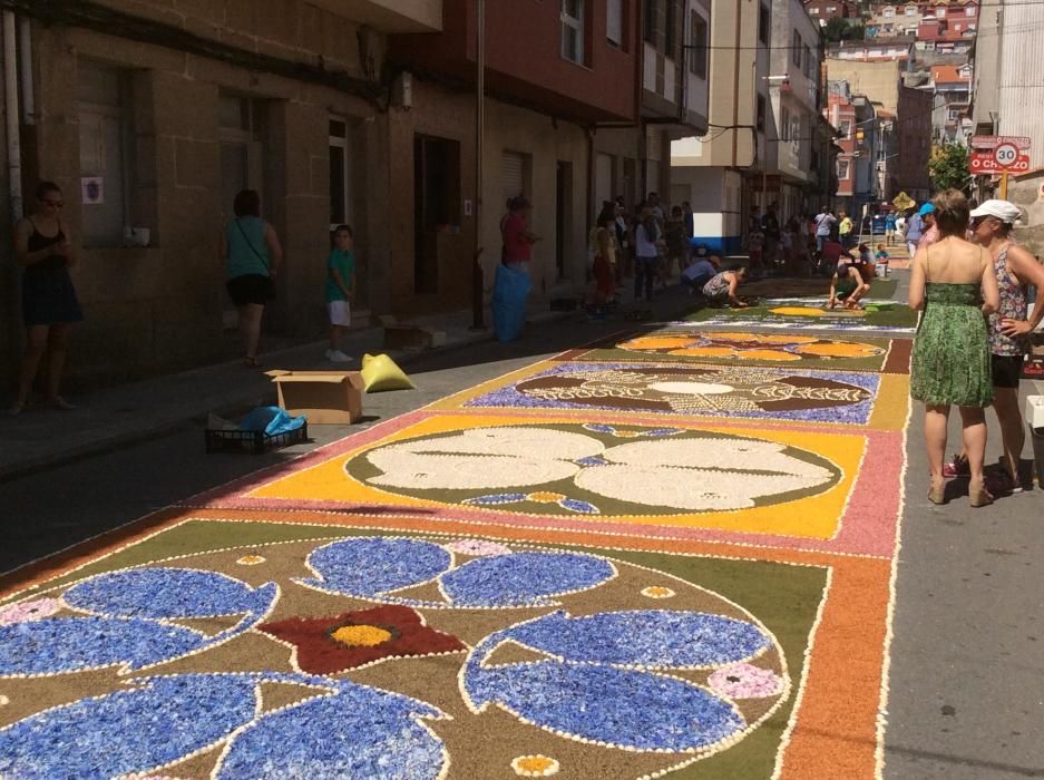 Cuando aún quedan varias horas para la procesión del Corpus las calles de Bueu ofrecen ya su mejor aspecto