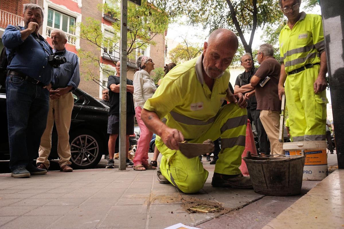 Un operario coloca una de las piedras de homenaje en el distrito de Salamanca el pasado 27 de junio.