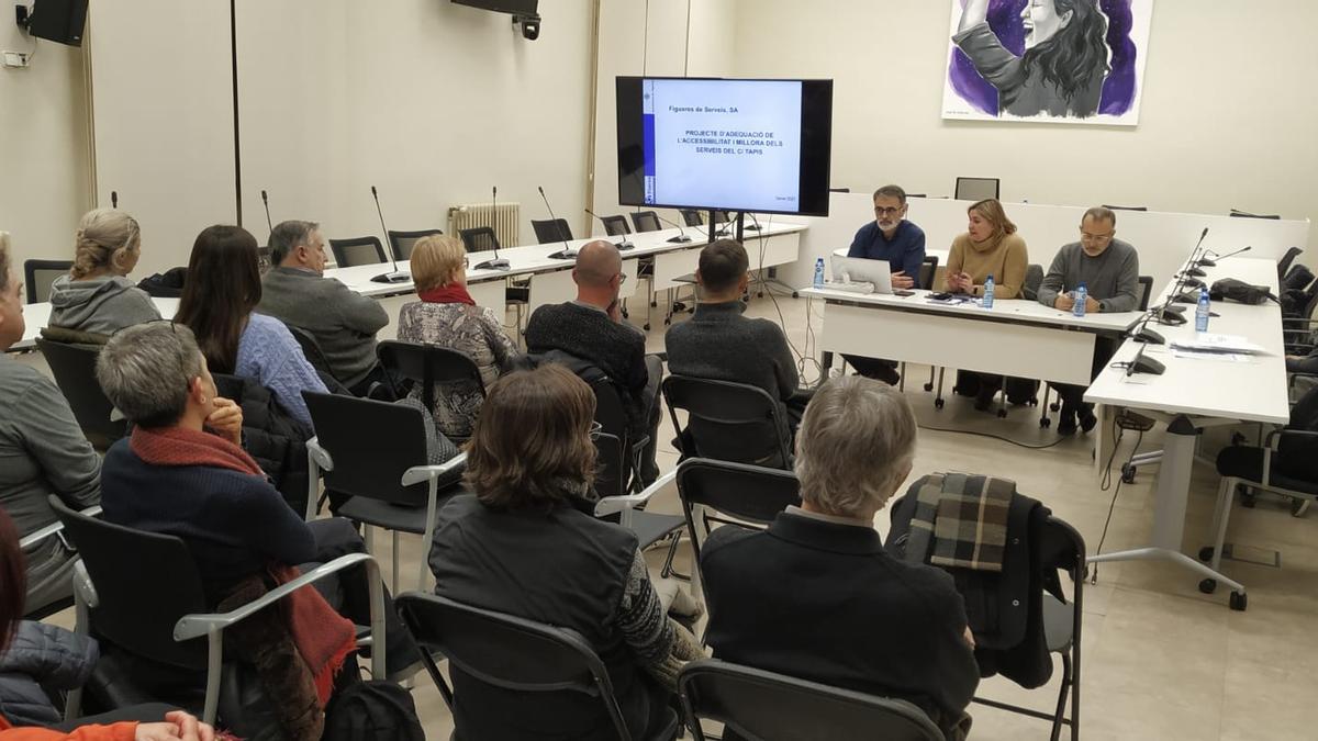 Reunió informativa amb el veïnat de la zona a la sala de plens.