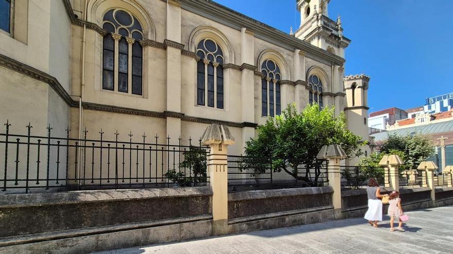 Reforma en la iglesia de Santa Lucía, en A Coruña, que luce un enrejado provisional