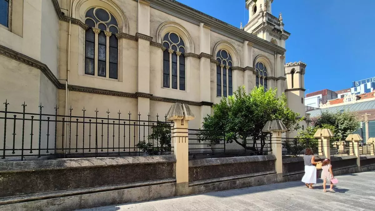 Reforma en la iglesia de Santa Lucía, en A Coruña, que luce un enrejado provisional