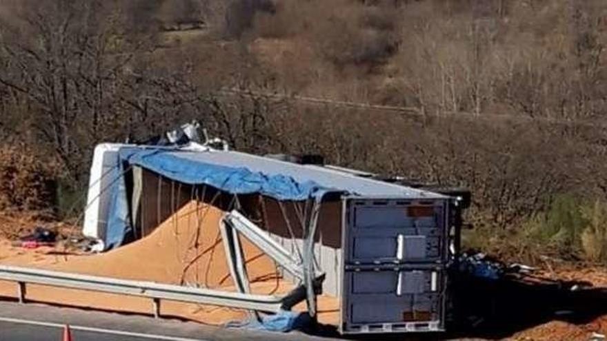 Cuatro heridos al chocar en el Huerna un camión y una furgoneta