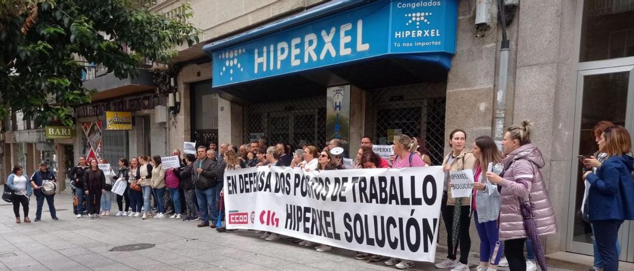 La plantilla de Hiperxel, en una protesta esta semana delante de una tienda.