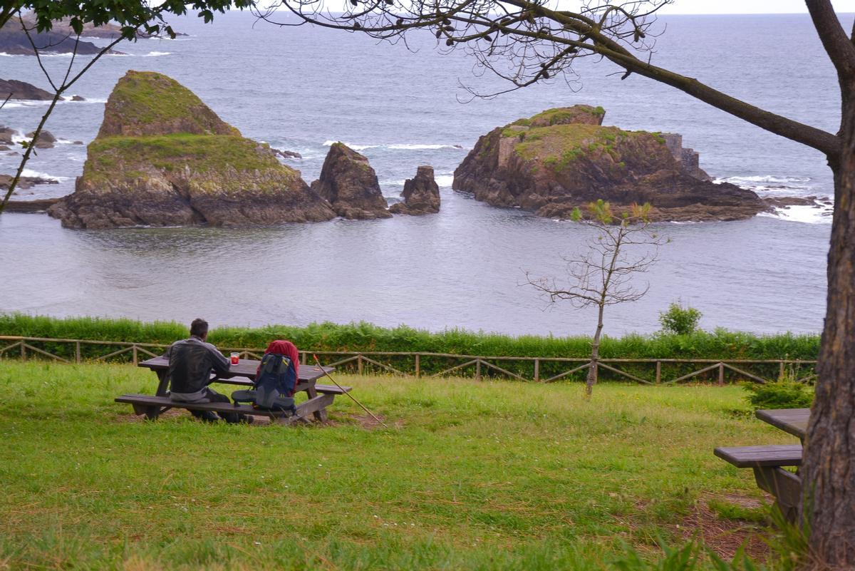 Un viajero descansa en un rincón del área recreativa de la playa de Porcía.
