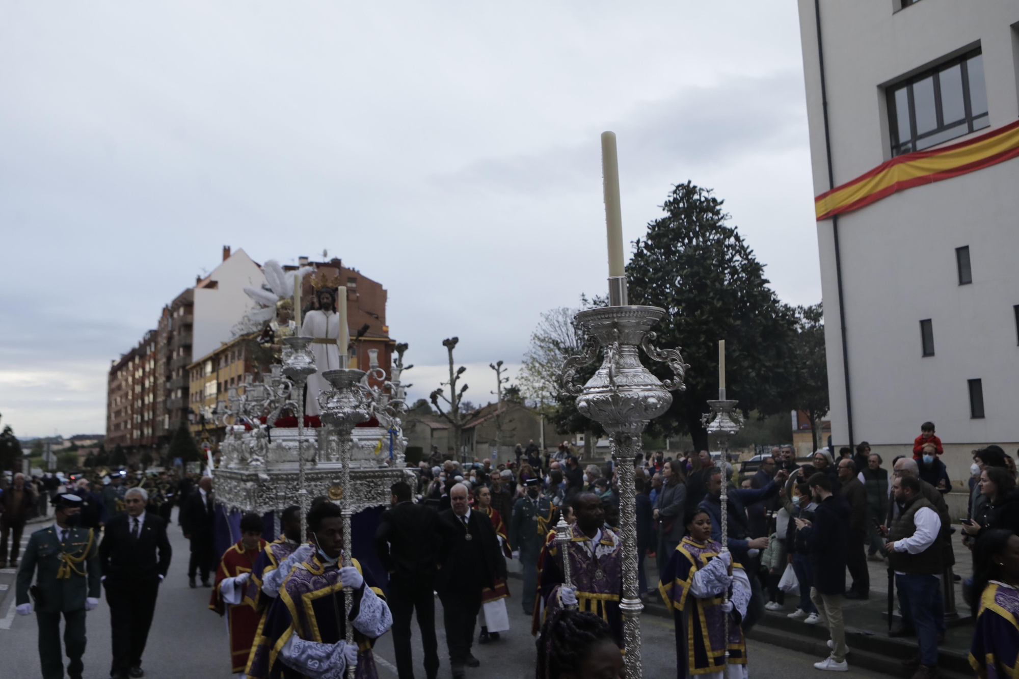 Los Estudiantes llevan al Señor de la Sentencia desde el cielo al Paraíso
