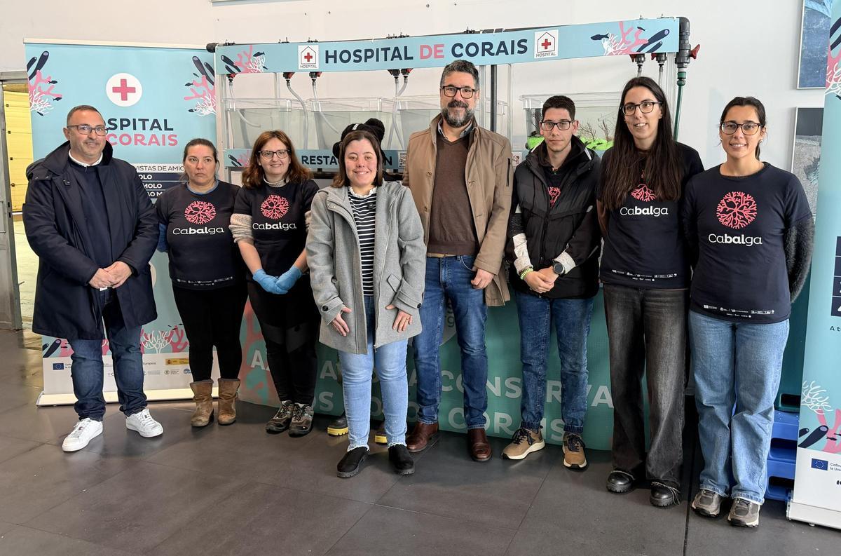 Representantes e activistas de Amicos co responsable da Lonxa de Ribeira.