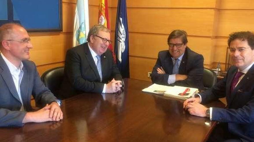 El rector, en el centro, y el catedrático, en la presentación del proyecto, con responsables de Abanca.