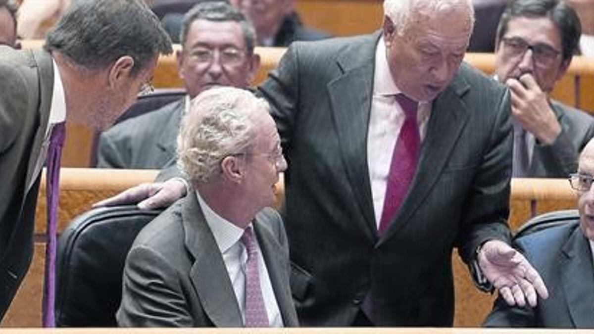 Cristóbal Montoro conversa con los ministros Catalá, Morenés y García Margallo, ayer en el Senado durante la sesión de control al Gobierno.