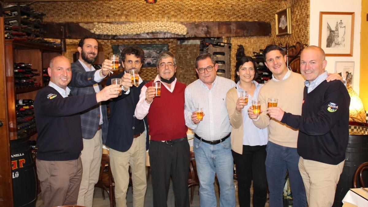 Jorge Fernández, en el centro, brinda junto a responsables y comerciales de Cruzcampo en Córdoba