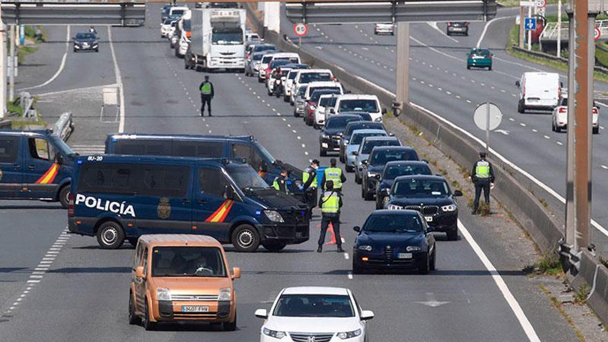 Control de la Policía Nacional en la salida de A Coruña, al inicio de la pasada Semana Santa. | Carlos Pardellas
