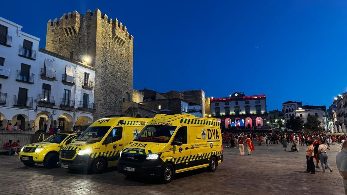 Ambulancias de DYA en la Plaza Mayor de Cáceres.