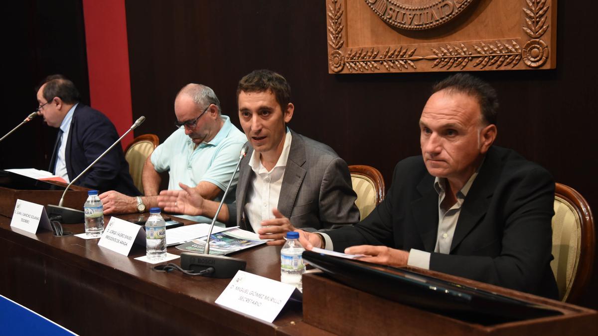 Jorge Valero, segundo por la izquierda, en una asamblea de Araga, asociación agraria de la que es presidente.