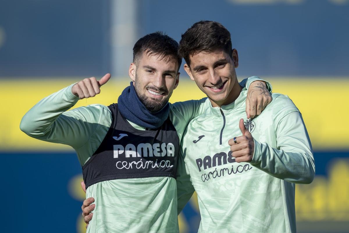 Terrats i Baena, durant un entrenament amb el primer equip del Vila-real