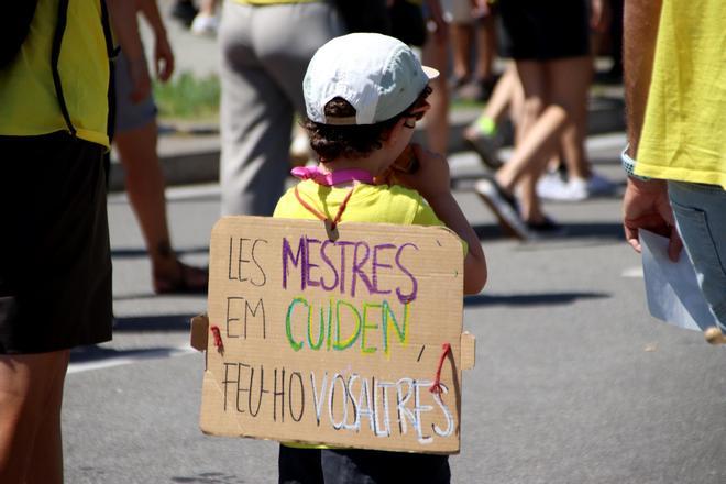 Pancarta en la espalda de un niño en una de las protestas de estas semanas en Catalunya.