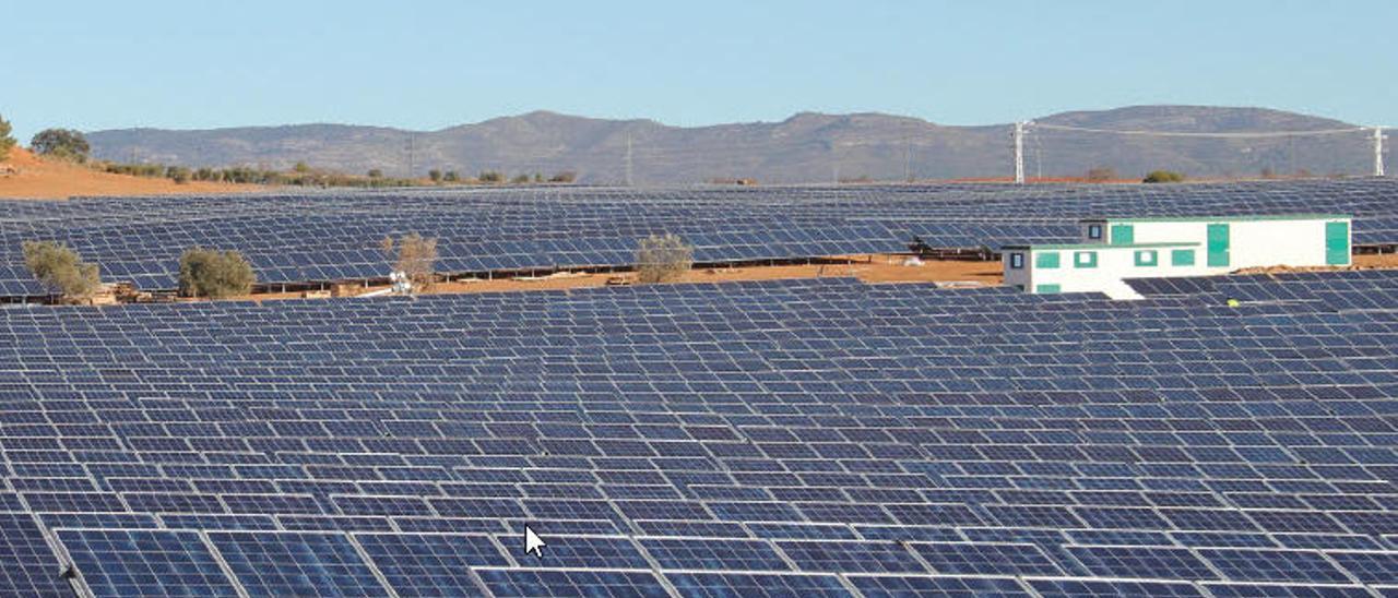 El desplome de la demanda lleva la luz a su precio más bajo en los últimos 13 años