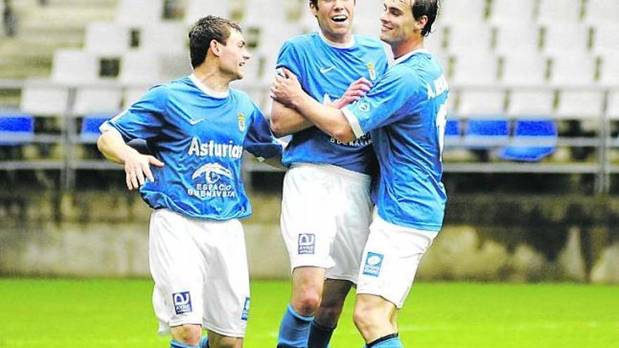 Matías y André, que debutó con el primer equipo, abrazan a Nacho Méndez, autor del tercer gol, el número 100 de la temporada.
