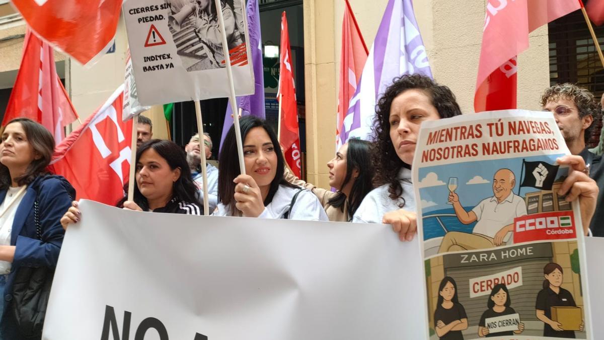 Concentración de CCOO frente al Zara Home del centro de Córdoba, este lunes.