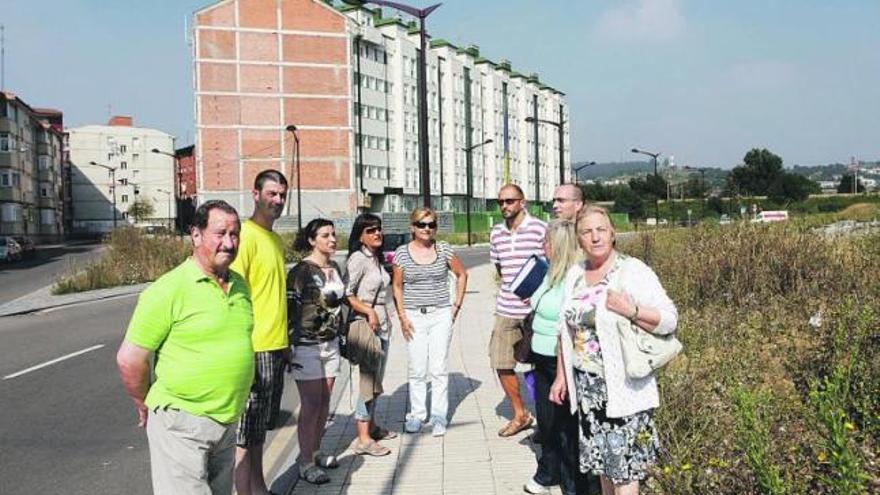 Un grupo de afectados, delante del bloque de edificios construido frente a la Casa del Mar.