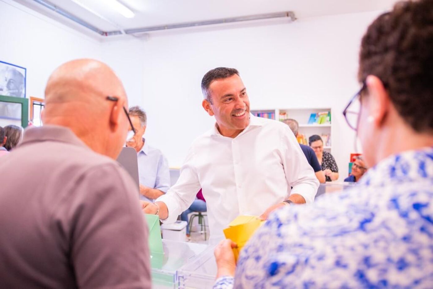 Oswaldo Betancort, candidato de CC al Cablido de Lanzarote, ejerce su derecho al voto.jpg