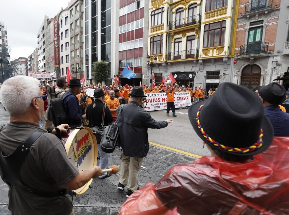 Los trabajadores de Vesuvius marchan a pie desde la fábrica de Riaño hasta la Junta