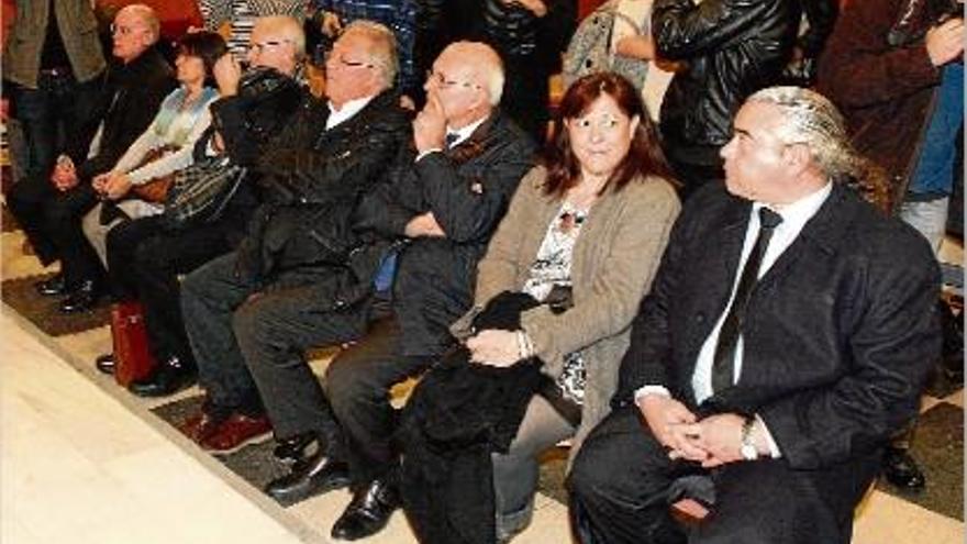 D&#039;esquerra a dreta, Vicenç Gavaldà, Dolors Llorens (absolta), Jaume Pallerols (absolt), Santiago Vallvé, Lluís Gavaldà, Maria Creu Guerrero (absolta) i Fidel Pallerols, ahir a la banqueta dels acusats.