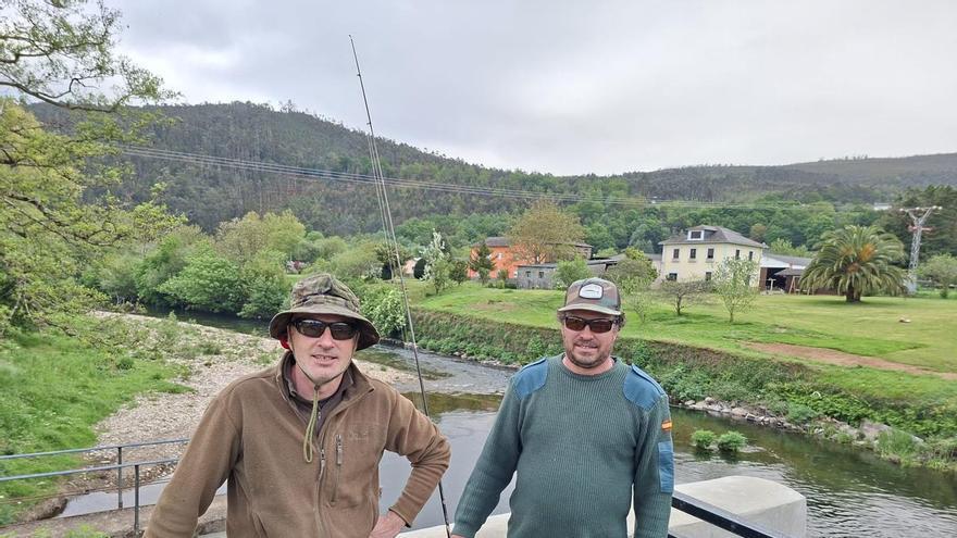 El lamento de la hostelera santirseña Yolanda Alzu ante la nefasta campaña del salmón: "El Eo está muy bien de aguas, pero sin cuidar y da mucha pena"