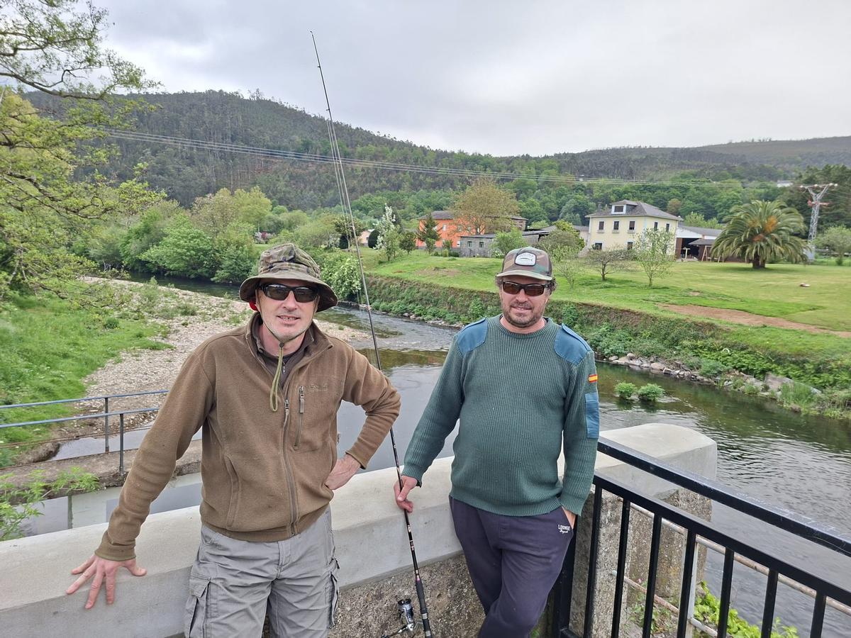 Los pescadores pontevedreses Manuel Corbacho y Benjamín Maquieira en el puente de San Tirso.