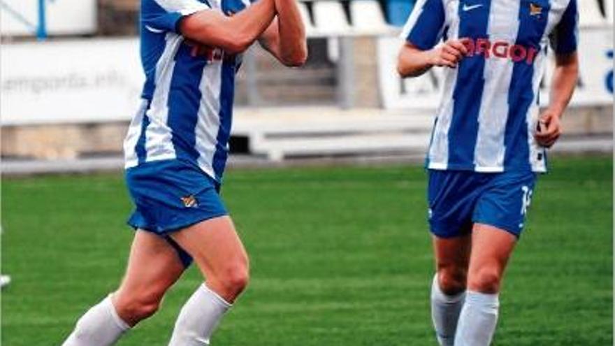 Moñino celebra el gol d'ahir contra l'Europa a Vilatenim davant l'atenta mirada d'un dels seus companys.