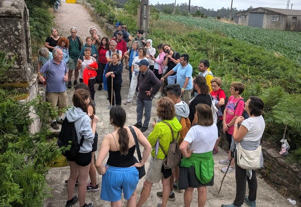 Participantes no roteiro do ano pasado polo contorno do río Castro.