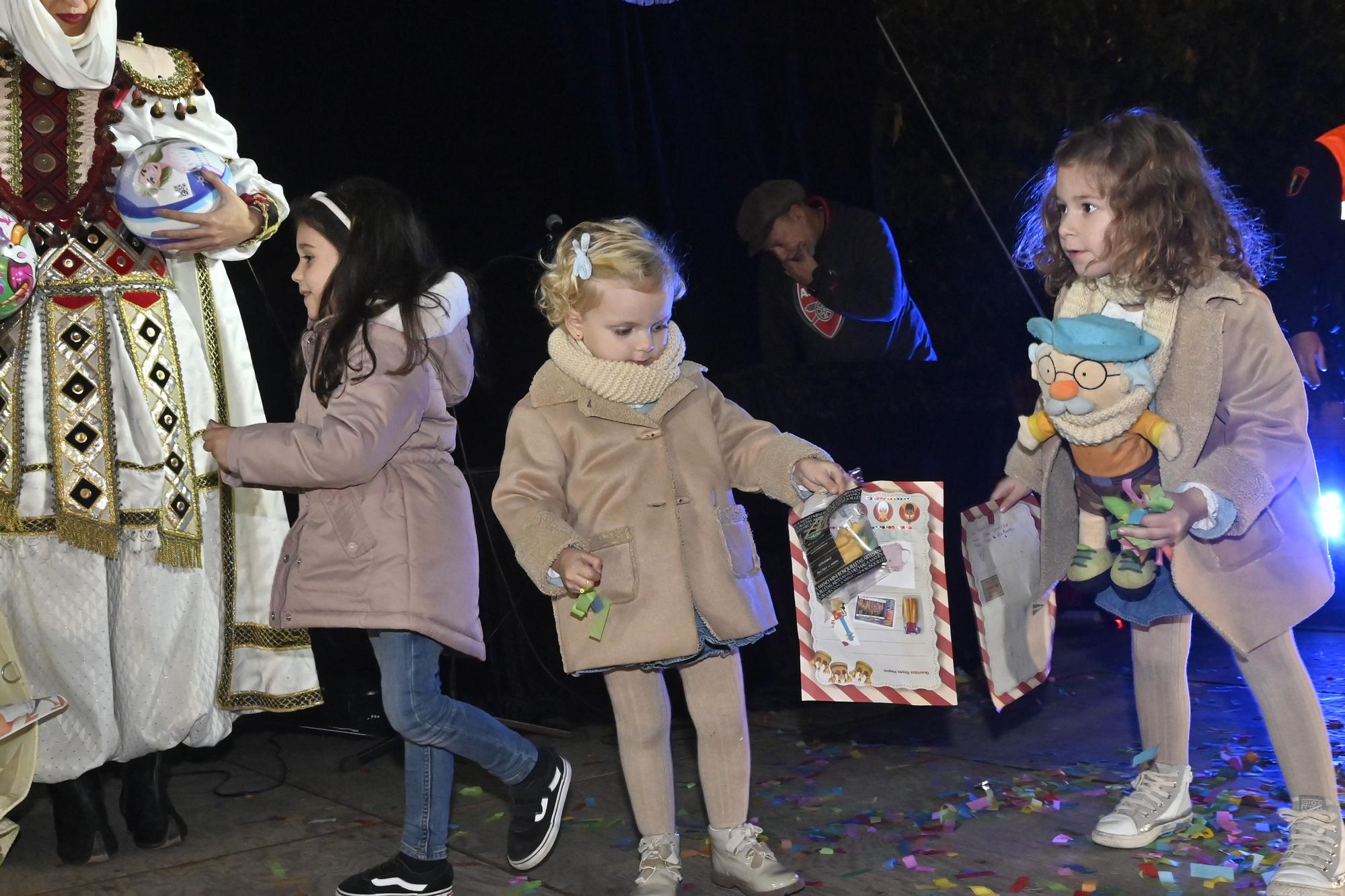 Los peques de Castelló entregan al Cartero Real las misivas con sus deseos. Encuentra tu foto.