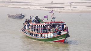 Un barco con pasajeros en el río Padma, en una fotografía de archivo.